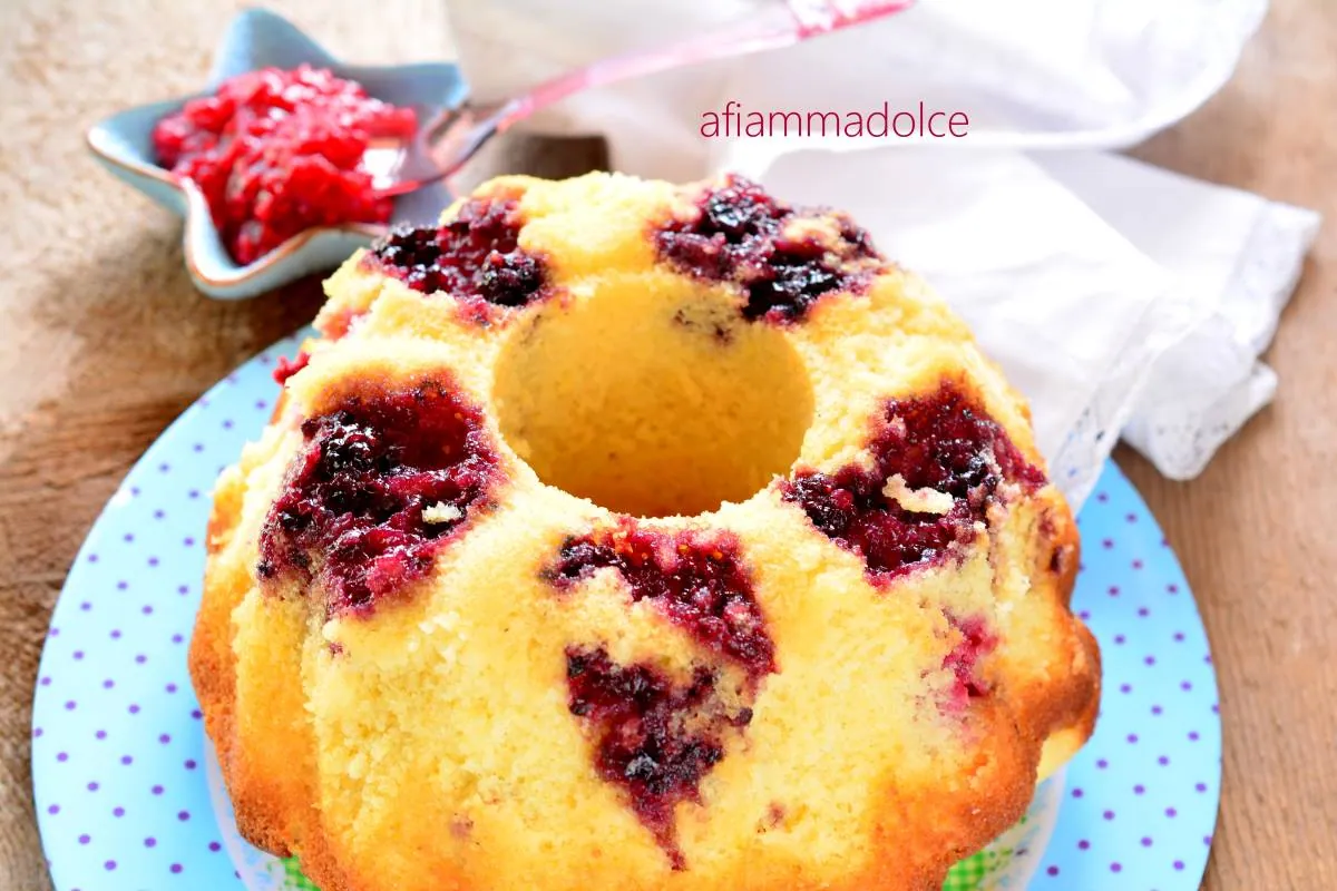 Ciambella al cioccolato bianco e marmellata di lamponi