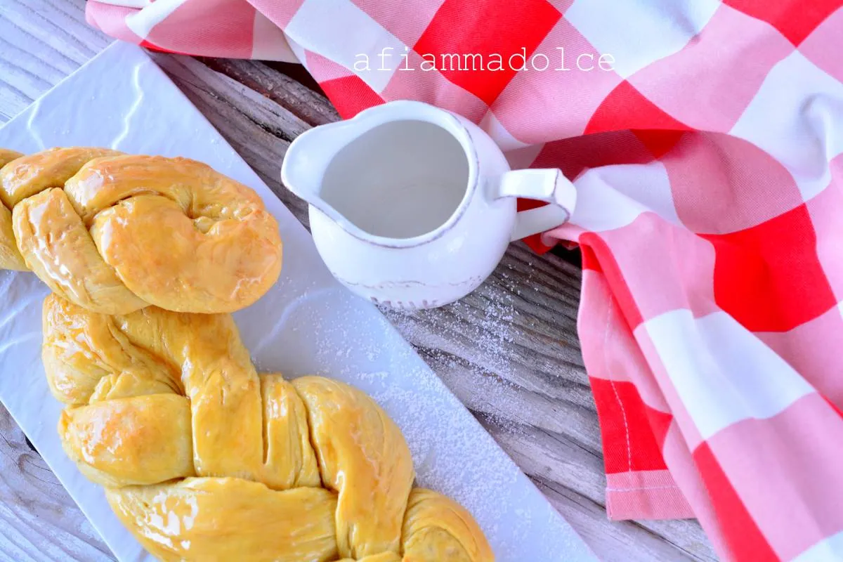 Treccia brioche senza uova allo zafferano